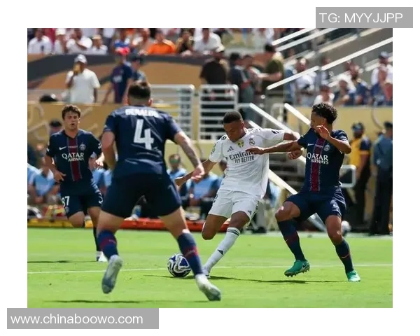 足球明星与宠物狗展开精彩对决谁能赢得这场趣味较量