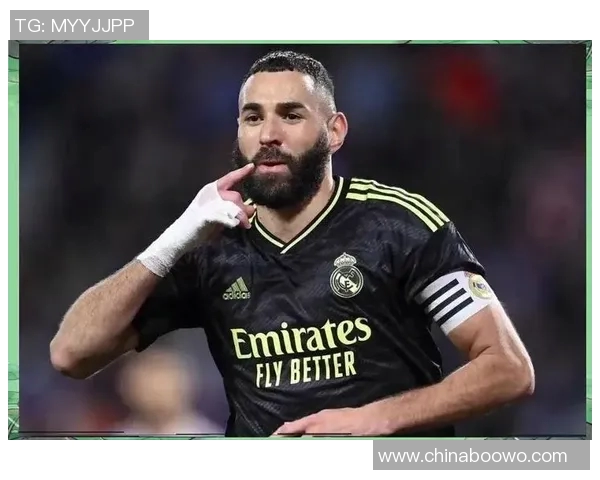 足球明星遭遇意外撞击却依然微笑面对瞬间引发网友热议与感动